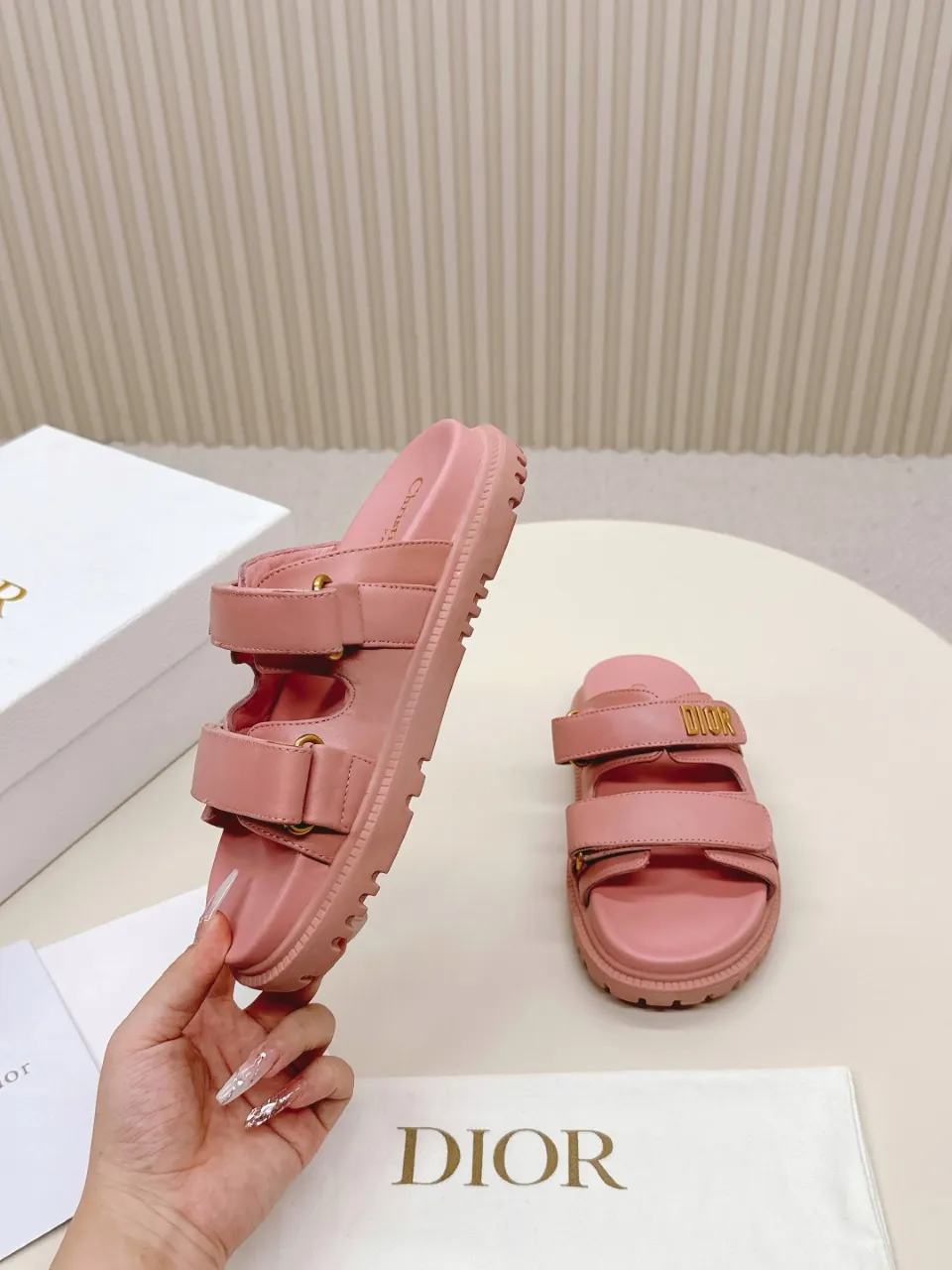 👟👟Ex-factory price 460👟👟 DIOR classic sandals This mixed sheepskin DiorAct sandal is fashionable. Paired with an insole that fits the shape of your foot, it's made of exceptionally lightweight and comfortable leather. The upper straps are fastened with Velcro and are decorated with a gold-finish metal "Dior" logo, which complements the style design. These sandals add a modern edge to any look.  🌟Fabric: Imported mixed sheepskin 🌟Lining: Imported sheepskin 🌟Outsole: TPU original outsole 🌟Code number: 35-42 (41 42 customized, non-returnable)